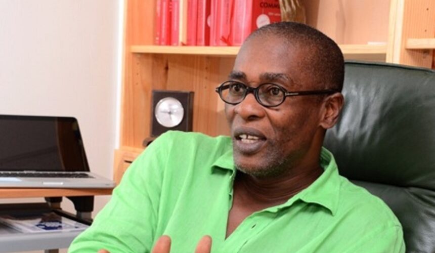 Harry Durimel contre le chlordécone, c’est plus de 10 ans d’engagement. L’enlisement aussi. Dans une lettre ouverte au ministre de la Justice, Éric Dupond-Moretti, Harry Durimel dénonçait ce 18 septembre un « dossier [qui] n’avance pas, ce qui provoque aux Antilles un sentiment d’injustice ». Conseil de l’Union régionale des consommateurs et de l’Union des producteurs de Guadeloupe, qui ont déposé le 24 février 2006 une plainte pour mise en danger d’autrui et administration de substances nuisibles, l’avocat appelle le ministère à se pencher sur les délais de procédure. « D’aucuns affirment que cette inertie augure d’une volonté de l’État français de se départir de toute responsabilité. Ce qui est certain, c’est qu’elle génère un délai de procédure outrageusement déraisonnable, qui est contraire à la Convention européenne de sauvegarde des droits de l’Homme. Il s’agit, tout comme les dossiers de l’amiante ou du sang contaminé, d’un sujet de santé publique et d’intérêt général, qui doit trouver son épilogue » plaide-t-il.