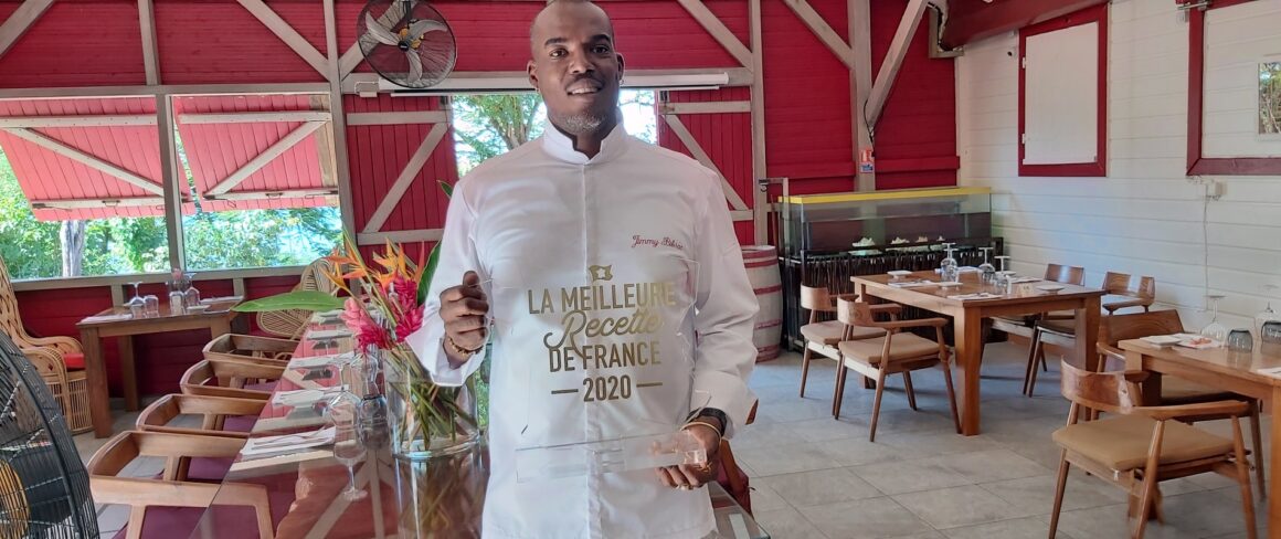 Jimmy Bibrac est de retour dans sa cuisine du restaurant Ô Z’Épices à Bouillante ce 29 décembre. Il a ramené de Paris le trophée de la « Meilleure recette de France 2020 ».