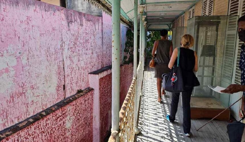 26 octobre à Pointe-à-Pitre. Une délégation inspecte les balcons de l'étage de la maison Souques (musée Saint John Perse).