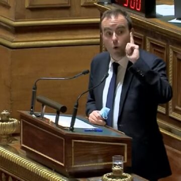 À la tribune du Sénat mercredi 1er décembre, le ministre des Outre-mer Sébastien Lecornu voit dans les propos d'Ary Chalus qui soutient que "ce sont les Guadeloupéens qui doivent décider pour la Guadeloupe et pas les députés et les sénateurs à Paris" une remise en cause du statut juridique du département où la loi de la République à vocation à s'appliquer. "Adapter n'est pas différencier" soutient le ministre pour qui "adapter une loi qui s'applique à des fonctionnaires hospitaliers relève de l'autonomie".