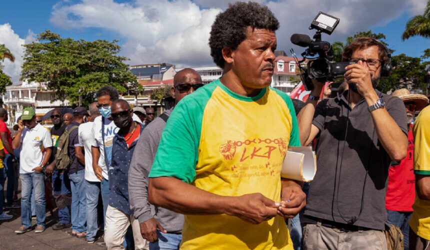 Elie Domota, porte-parole du Liyannaj Kont Pwofitasyon (LKP), lors de la visite du ministre des Outre-Mer, Sébastien Lecornu, à Pointe-à-Pitre en Guadeloupe, le 2 décembre 2021. (Yannick mondelo/Libération)