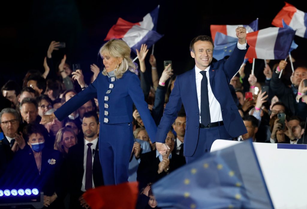 Après sa victoire, Macron pressé de s’atteler aux profondes divisions des Français