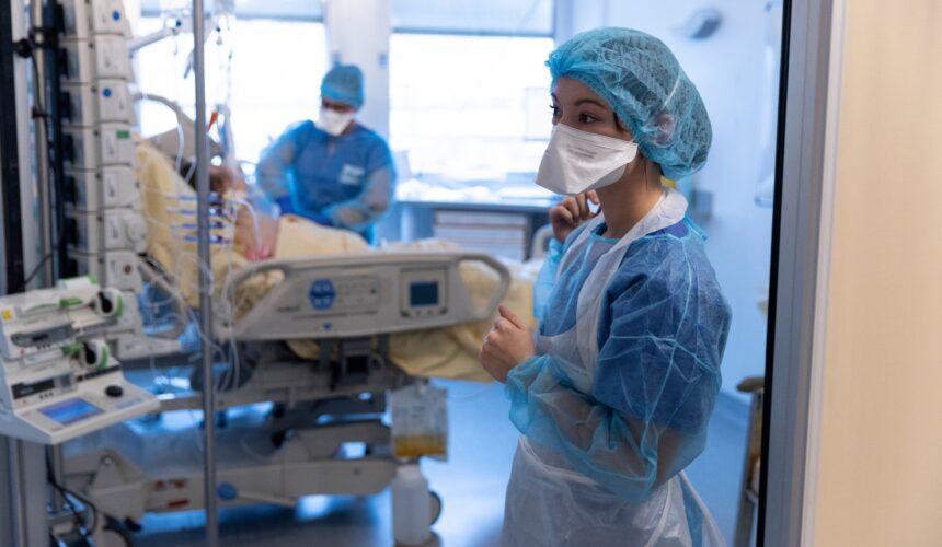 Covid-19 : les vaccins au pas de charge, les traitements à petits pas