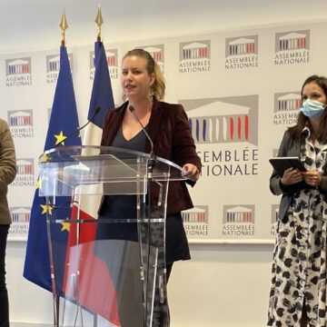 De gauche à droite : Les députés Annie Chapelier (Agir ensemble), Mathilde Panot (LFI), Olivier Serva (LREM) et Karine Lebon (PCF) ont présenté a l’Assemblée nationale le 10 février 2022, la proposition de résolution cosignée par 27 députés de toutes tendances politiques à la suite de la commission d'enquête parlementaire sur l'eau.