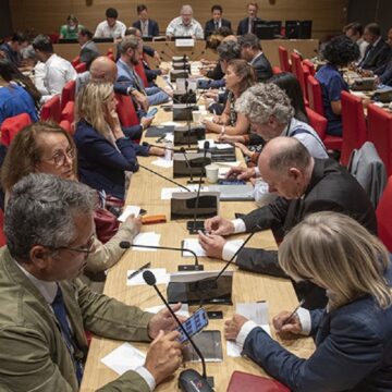 La délégation Outre-mer de l'Assemblée nationale s'est choisi une présidence le 25 juillet. Le Polynésien soutenu par la Nupes Moetaï Brotherson l'a emporté face au Guadeloupéen Olivier Serva soutenu par les alliés du gouvernement.