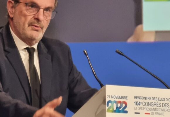 Jean-François Carenco ministre délégué chargé des Outre-Mer prononce le discours de clôture de la matinée des Outre-mer le 21 novembre à Issy-les-Moulineaux dans le cadre du 104e congrès des maires de France.