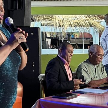 25 février "An Kanla" aux Abymes, les sénateurs Victoire Jasmin (PS), Victorin Lurel (PS), les députés Christian Baptiste (apparenté PS) et Elie Califer (apparenté PS) alertent sur les méfaits de la loi de réforme des retraites en Guadeloupe.