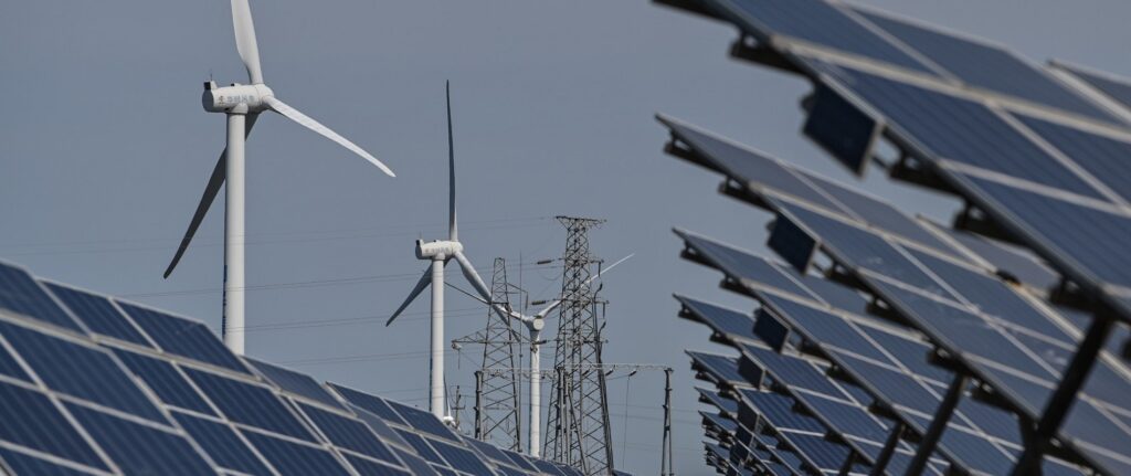 Eolien et solaire ont fourni 12% de l’électricité mondiale en 2022, un record dans l’ombre du charbon