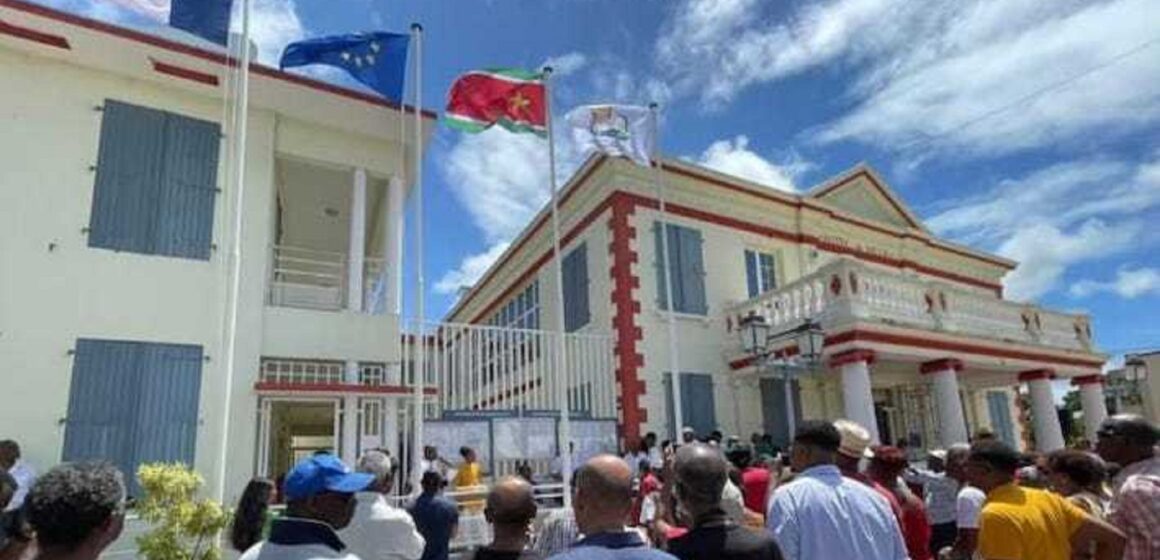 Levée de drapeau à Port-Louis le 27 mai 2023 avec l'officialisation du drapeau UPLG comme emblème régional
