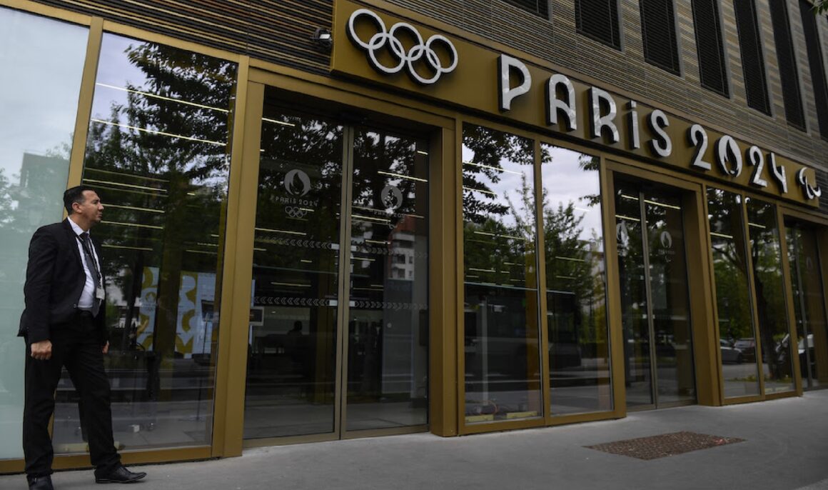 Un membre de la sécurité se tient à l'entrée du siège des Jeux olympiques de Paris 2024 (Cojo) à Saint-Denis dans le nord de Paris.