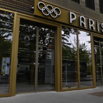 Un membre de la sécurité se tient à l'entrée du siège des Jeux olympiques de Paris 2024 (Cojo) à Saint-Denis dans le nord de Paris.