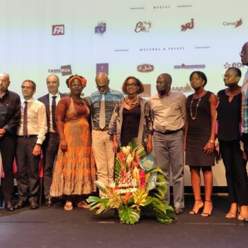 Ary Chalus (au micro.) président du Macte et Laurella Rinçon (arrière fleurs) directrice générale lors de la conférence de presse du coup d’envoi de la 12ème édition de la Route du Rhum - Destination Guadeloupe au Macte le 14 octobre 2022. Photo compte Facebook Région Guadeloupe