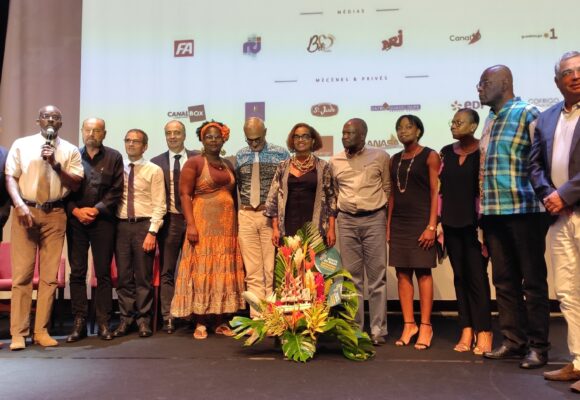 Ary Chalus (au micro.) président du Macte et Laurella Rinçon (arrière fleurs) directrice générale lors de la conférence de presse du coup d’envoi de la 12ème édition de la Route du Rhum - Destination Guadeloupe au Macte le 14 octobre 2022. Photo compte Facebook Région Guadeloupe