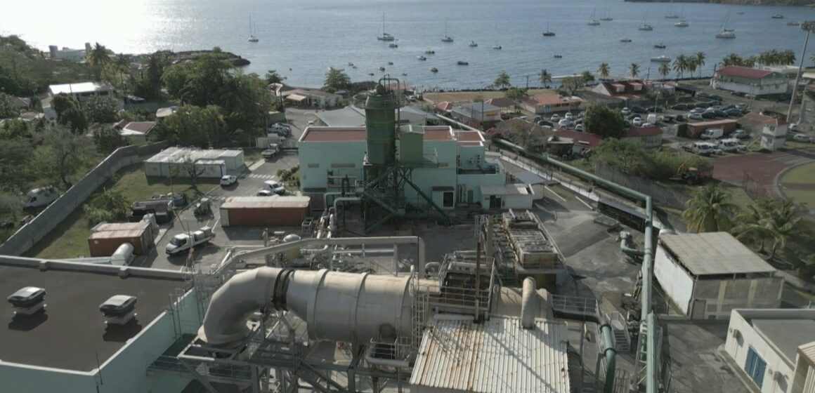 Grâce aux sources d'eau chaude de Bouillante, l'usine de géothermie contribue actuellement à 6 à 7% de la consommation d'électricité en Guadeloupe