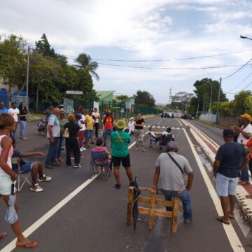 En grève depuis le 25 septembre, les manifestants du lycée agricole à Baie-Mahault s'installent dans la rue ce 18 octobre