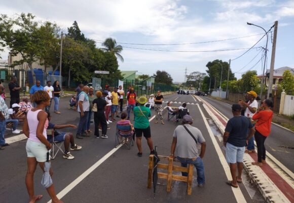 En grève depuis le 25 septembre, les manifestants du lycée agricole à Baie-Mahault s'installent dans la rue ce 18 octobre