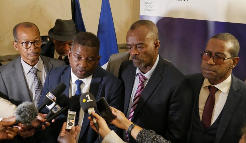 De g. à d. : Elie Califer député, Guy Losbar exécutif du Département, Ary Chalus exécutif de la Région, Max Mathiasin député, à la sortie de la réunion de suivi du Comité interministériel Outre-mer (Ciom) vendredi 24 novembre 2023 au ministère des Outre-mer à Paris.