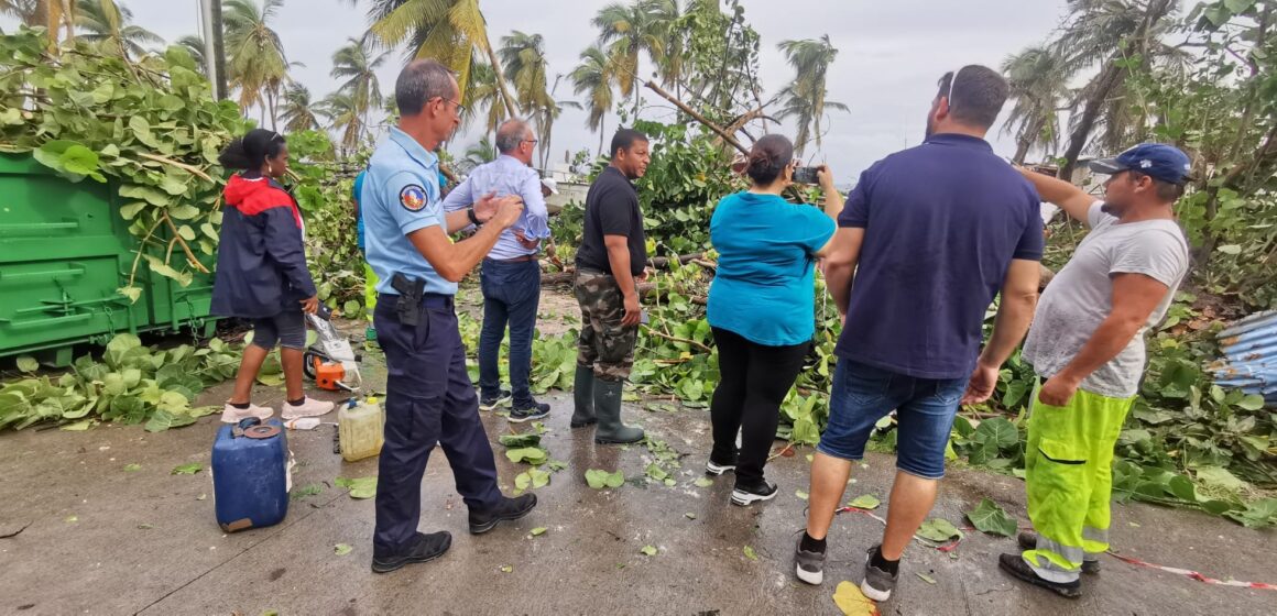 Le maire de la commune et le préfet répertorie les dégâts après le passage du cyclone Tammy à La Désirade le 22 octobre 2023.