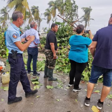 Le maire de la commune et le préfet répertorie les dégâts après le passage du cyclone Tammy à La Désirade le 22 octobre 2023.