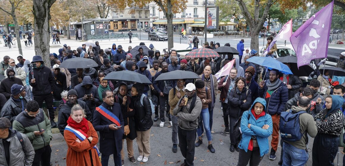 Parmi les participants, parmi lesquels Mathilde Panot (3e L), présidente du groupe parlementaire de l'Assemblée nationale (LFI), participe à une manifestation pour "vérité et réparation" en faveur des victimes du chlordécone dans l'archipel des Antilles, place de la Nation à Paris, le 28 octobre 2023