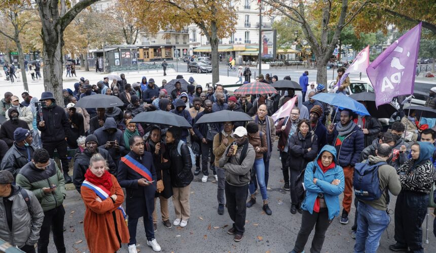 Parmi les participants, parmi lesquels Mathilde Panot (3e L), présidente du groupe parlementaire de l'Assemblée nationale (LFI), participe à une manifestation pour "vérité et réparation" en faveur des victimes du chlordécone dans l'archipel des Antilles, place de la Nation à Paris, le 28 octobre 2023