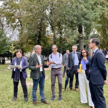 Le ministre délégué aux Outre-mer Philippe Vigier le 19 septembre aux jardins du Trocadéro, en présence de Serge Romana, Professeur de médecine et président de la fondation Esclavage et réconciliation, annonce que le site est pressenti pour accueillir le Mémorial national des victimes de l'esclavage.