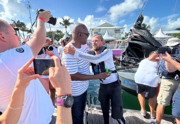 L’Uruguayen Federico Waksman est le 1er skippeur à franchir la ligne d’arrivée la deuxième et dernière étape de la Mini transat 2023 ce vendredi 10 novembre