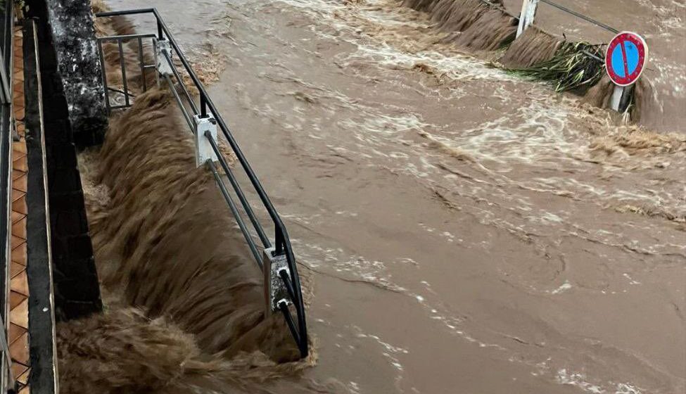 Trois-Rivières, 22 octobre 2023. Les pluies torrentielles du cyclone Tammy tranforment les rues en cours d'eau éphémères qui envahissent les habitations et détruisent les infrastructures.