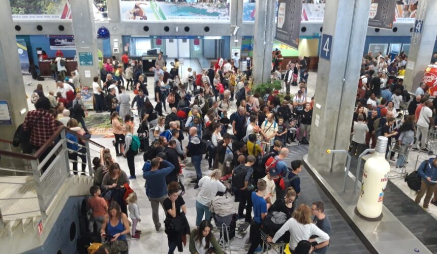 Hall d'arrivée de l'aéroport Guadeloupe pôle Caraïbes