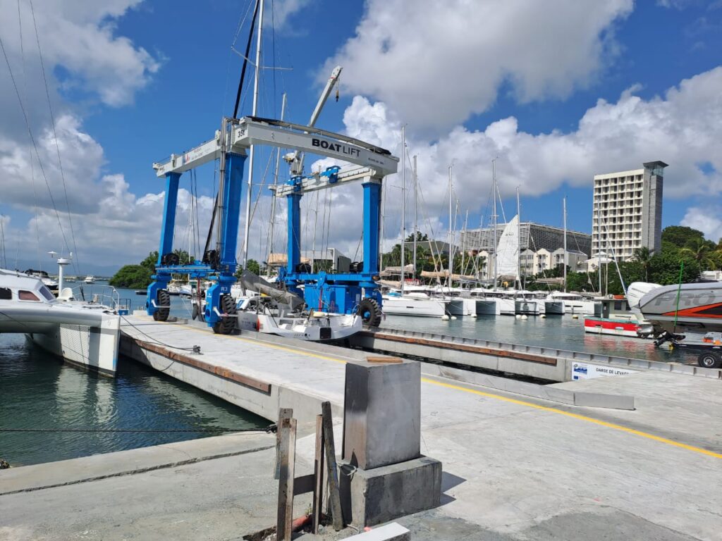 Marina de Bas-du-Fort : un nouvel élévateur à bateaux pour la même capacité