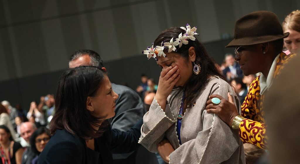 Moriana Philip, représentante des Îles Marshall, en larmes lors de la réunion plénière de clôture de la COP28 à Dubaï, aux Émirats arabes unis le 13 décembre 2023. Photo : UNFCCC/Kiara Worth