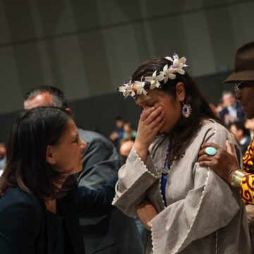 Moriana Philip, représentante des Îles Marshall, en larmes lors de la réunion plénière de clôture de la COP28 à Dubaï, aux Émirats arabes unis le 13 décembre 2023. Photo : UNFCCC/Kiara Worth