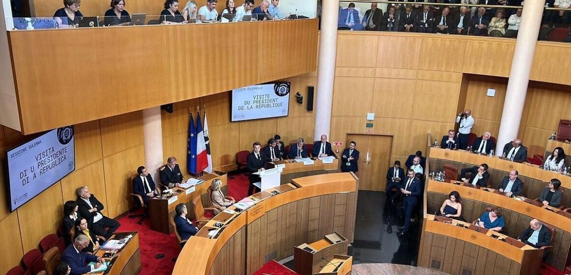 À l'assemblée de la collectivité territoriale unique de Corse, Emmanuel Macron a proposé ce jeudi 28 septembre aux insulaires de s'entendre en six mois sur un " texte constitutionnel " relatif à l'autonomie.