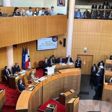 À l'assemblée de la collectivité territoriale unique de Corse, Emmanuel Macron a proposé ce jeudi 28 septembre aux insulaires de s'entendre en six mois sur un " texte constitutionnel " relatif à l'autonomie.