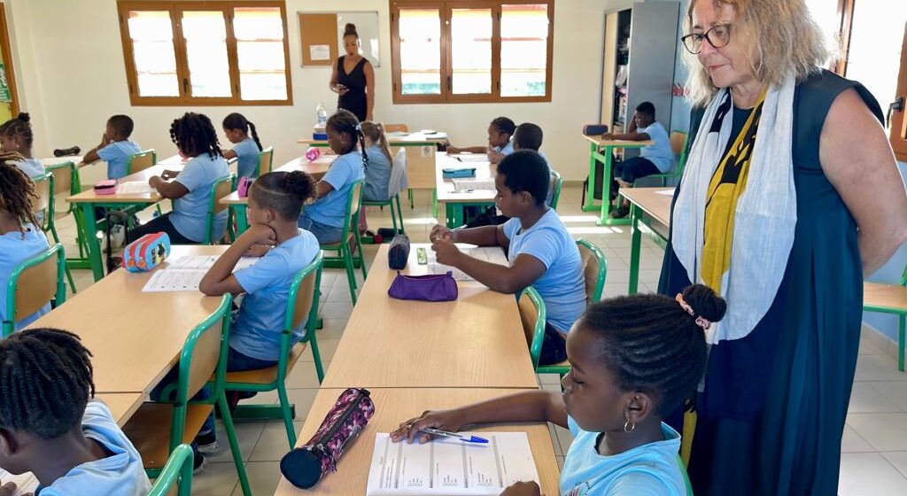 La rectrice d’académie Christine Gangloff-Ziegler assiste à une séance de passation des évaluations des élèves de CM1 à l’école Germaine Devaed aux Abymes, lundi 18 septembre 2023. Photo : Rectorat de Guadeloupe