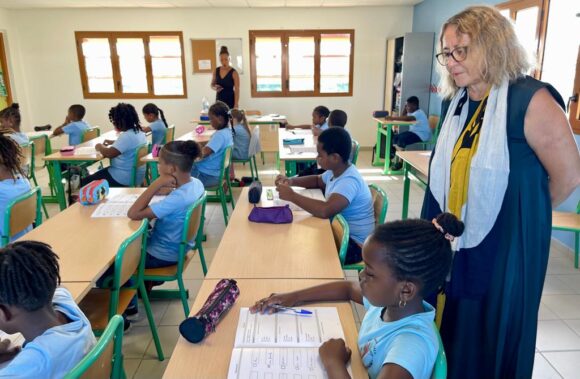 La rectrice d’académie Christine Gangloff-Ziegler assiste à une séance de passation des évaluations des élèves de CM1 à l’école Germaine Devaed aux Abymes, lundi 18 septembre 2023. Photo : Rectorat de Guadeloupe