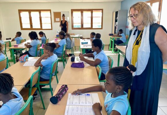 La rectrice d’académie Christine Gangloff-Ziegler assiste à une séance de passation des évaluations des élèves de CM1 à l’école Germaine Devaed aux Abymes, lundi 18 septembre 2023. Photo : Rectorat de Guadeloupe