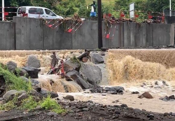 Le passage de la tempête Philippe provoque des pluies diluviennes en Guadeloupe le 3 octobre 2023