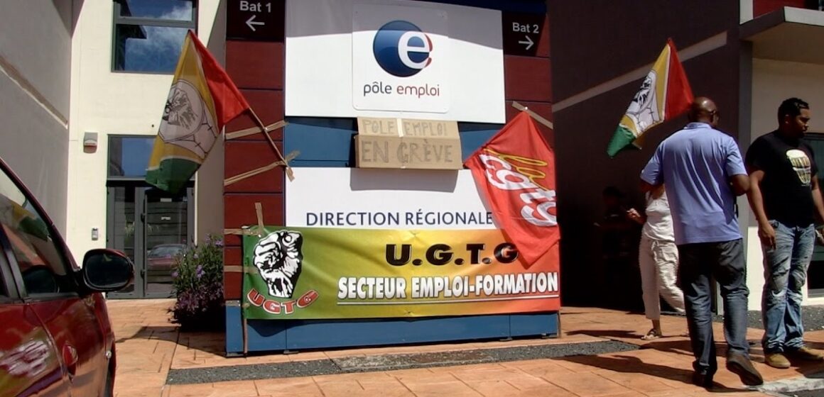 Le siège de Pôle emploi aux Abymes aux Abymes paré des drapeaux de syndicats UGTG, CGTG. Photo d'archives