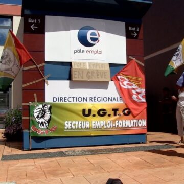 Le siège de Pôle emploi aux Abymes aux Abymes paré des drapeaux de syndicats UGTG, CGTG. Photo d'archives