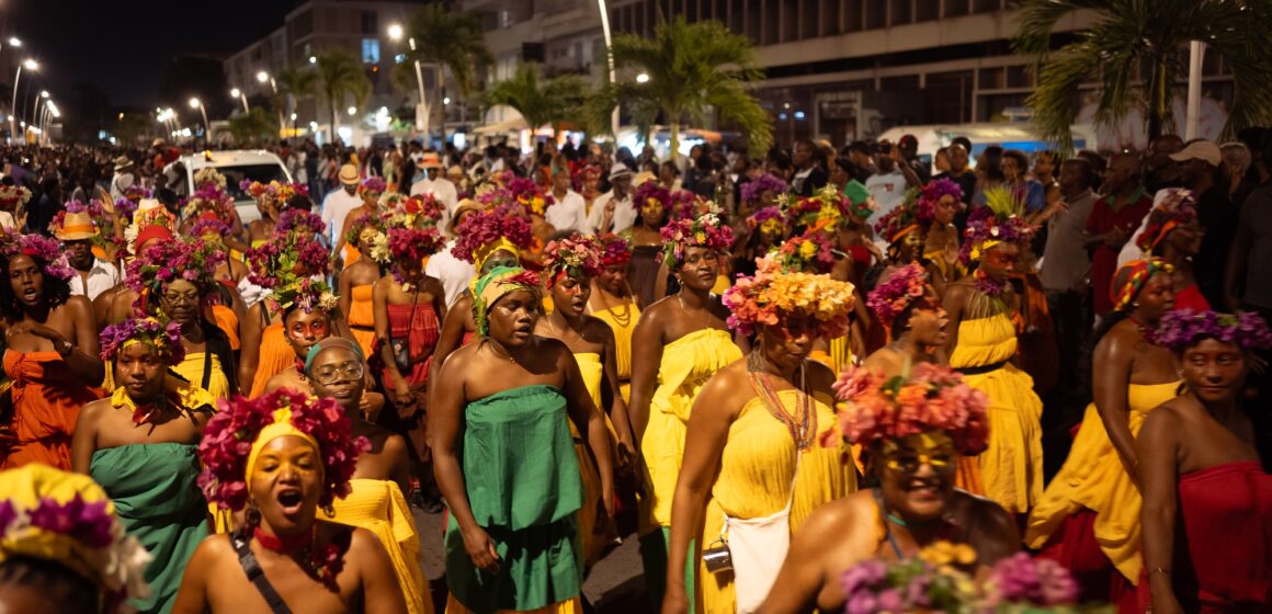 Le dimanche 7 janvier a marqué le lancement des festivités hautes en couleurs et en rythmes avec le début du carnaval 2024 à Pointe-à-Pitre (ici le groupe MKM) et à Basse-Terre. Photo : DR