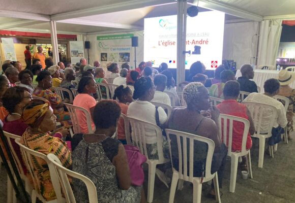 Placé sous l’égide du programme de redynamisation Cœur de Grippon, le forum citoyen dédié à la restauration de l’église réunit la foule vendredi 17 novembre 2023 à Morne-à-l’Eau, Guadeloupe. Photo : Facebook Ville de Morne à l'eau.