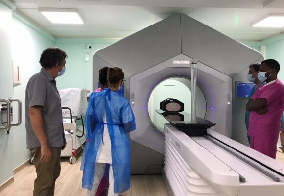 Depuis le 8 septembre 2020, les patients cancéreux ORL, prostate, pelvis et poumons sont pris en charge avec un nouvel accélérateur de particules de haute technologie qui réduit le temps de traitement de 30 mn à moins de 15mn. L’équipement coûte 3 millions d'euros (l'ARS a participé à hauteur de 1 million). Photo : CHU de Guadeloupe