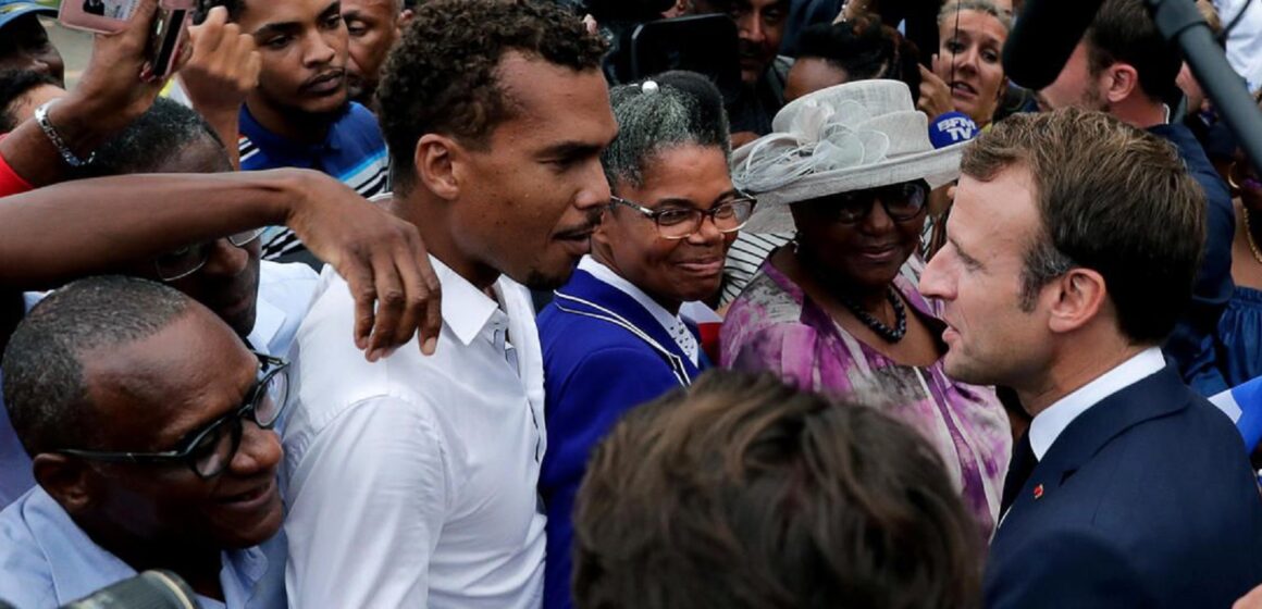 Emmanuel Macron lors d'un bain de foule en Guadeloupe le 29 septembre 2018.