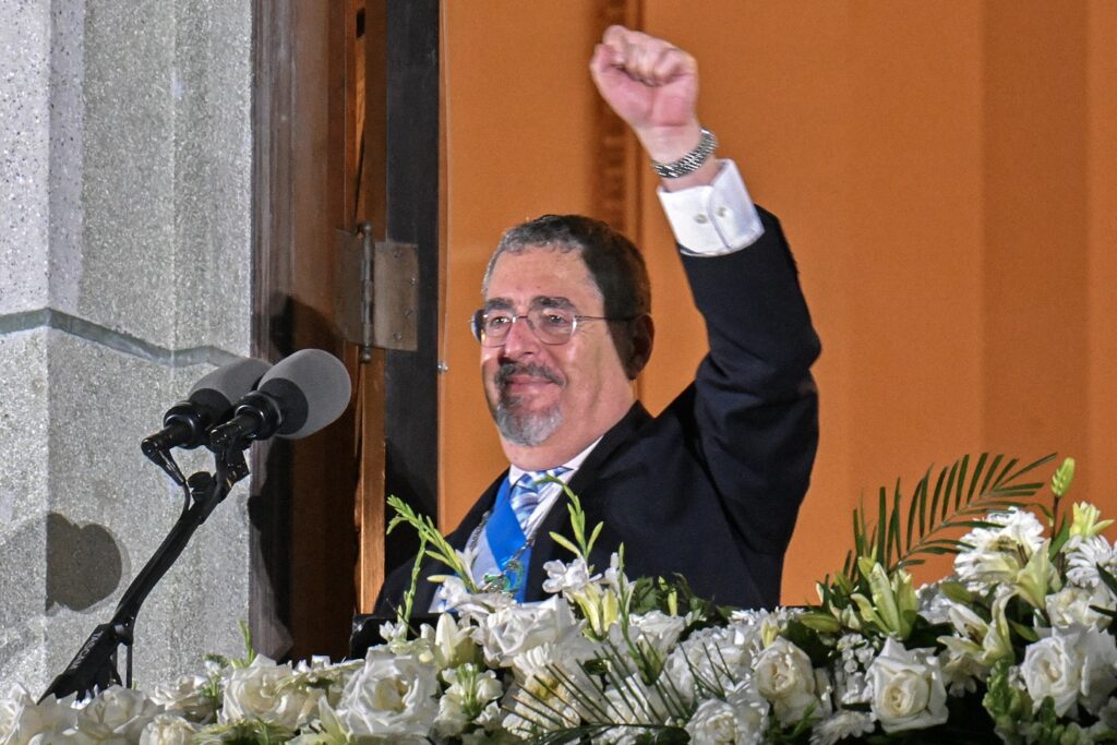 Malgré les embûches, Bernardo Arévalo finalement investi président du Guatemala