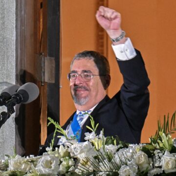 Le nouveau président du Guatemala, Bernardo Arevalo, salue ses partisans depuis un balcon du Palais national de la culture à Guatemala city au Guadtemala, après sa cérémonie d'investiture, le 15 janvier 2024. Bernardo Arevalo a finalement prêté serment en tant que président du Guatemala lundi matin après que la cérémonie ait été retardée pour plus de neuf heures, mettant fin à des mois de machinations judiciaires visant à empêcher le militant anti-corruption de prendre ses fonctions. Photo Johan Ordonez / AFP