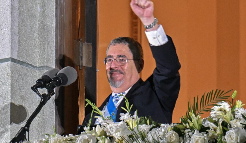 Le nouveau président du Guatemala, Bernardo Arevalo, salue ses partisans depuis un balcon du Palais national de la culture à Guatemala city au Guadtemala, après sa cérémonie d'investiture, le 15 janvier 2024. Bernardo Arevalo a finalement prêté serment en tant que président du Guatemala lundi matin après que la cérémonie ait été retardée pour plus de neuf heures, mettant fin à des mois de machinations judiciaires visant à empêcher le militant anti-corruption de prendre ses fonctions. Photo Johan Ordonez / AFP