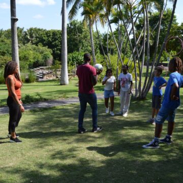 Les élèves de l'école Graines de génie de Petit-Bourg en visite au Musée Edgar Clerc au Moule se sont initiés au jeu du batey ce 22 novembre. Photo : FB Les amis du Musée Edgar Clerc de Guadeloupe