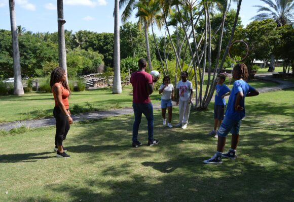 Les élèves de l'école Graines de génie de Petit-Bourg en visite au Musée Edgar Clerc au Moule se sont initiés au jeu du batey ce 22 novembre. Photo : FB Les amis du Musée Edgar Clerc de Guadeloupe