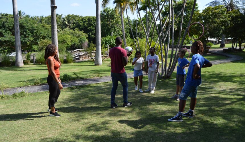 Les élèves de l'école Graines de génie de Petit-Bourg en visite au Musée Edgar Clerc au Moule se sont initiés au jeu du batey ce 22 novembre. Photo : FB Les amis du Musée Edgar Clerc de Guadeloupe